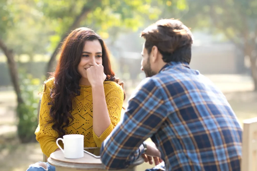 couple-drinking-coffee-and-chatting